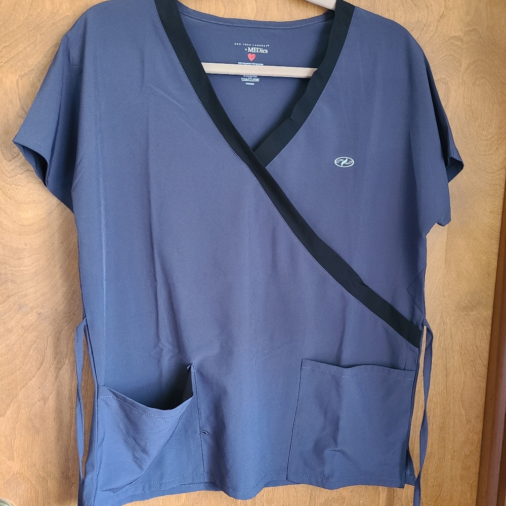 🦩 3/$30 New York Laundry + Medics Scrubs: includes top and bottom! Size Medium